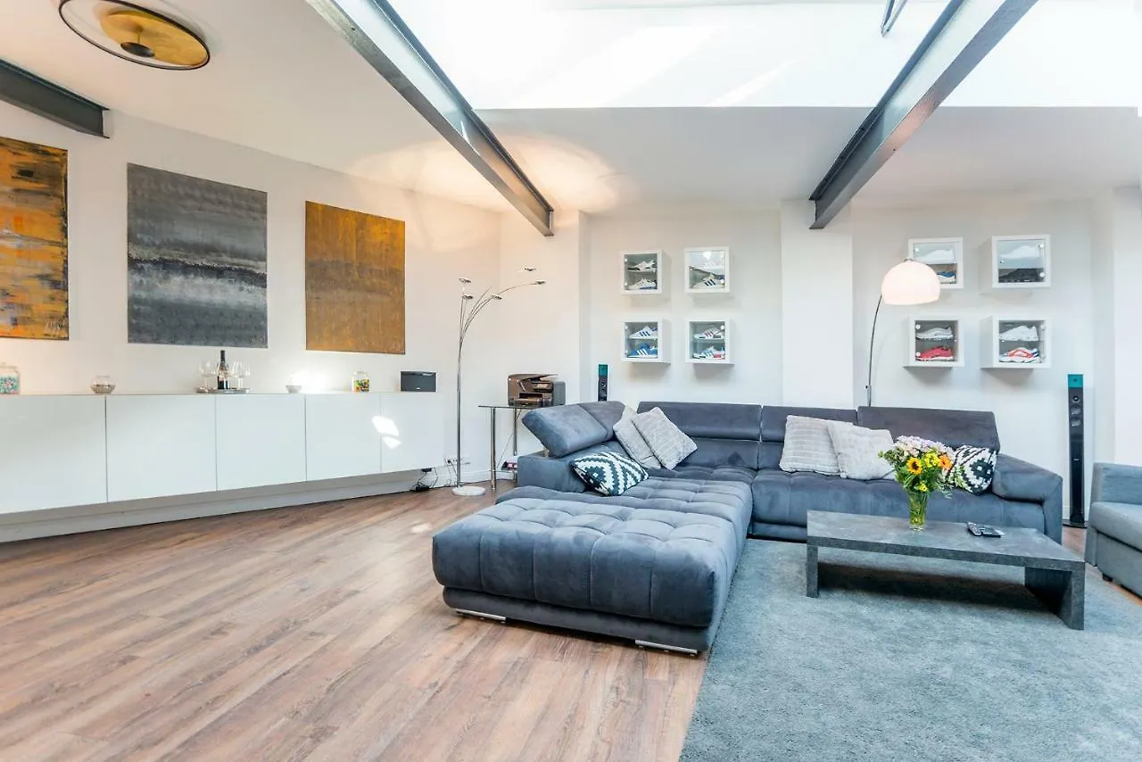 White Lofty Und White Studio Dusseldorf Apartment