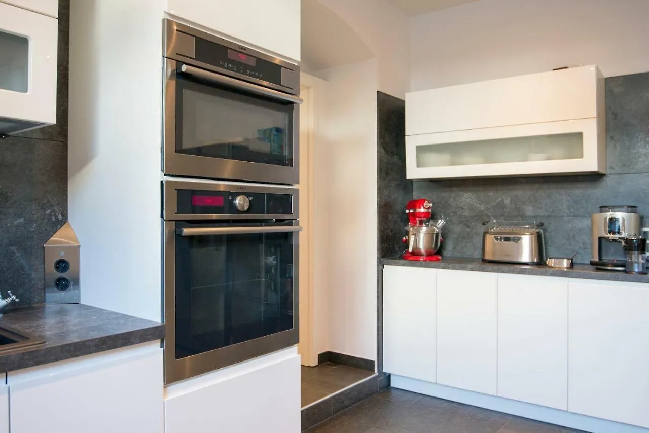 White Lofty Und White Studio Dusseldorf Apartment